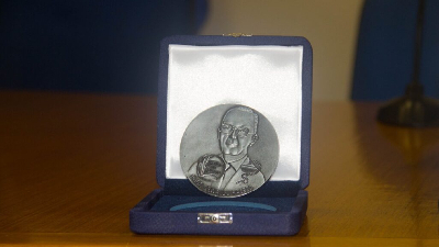 A medalha do Mérito Farmacêutico Oswaldo Rabelo é entregue como forma de homenagem a farmacêuticos que se destacam na profissão (Foto: CRF-CE)